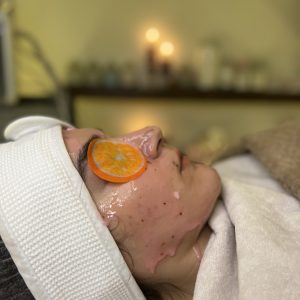 فیشیال و پاکسازی صورت در سالن زیبایی سپیدار