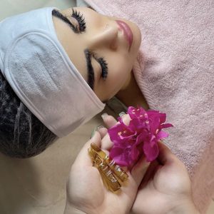 فیشیال و پاکسازی صورت در سالن زیبایی سپیدار